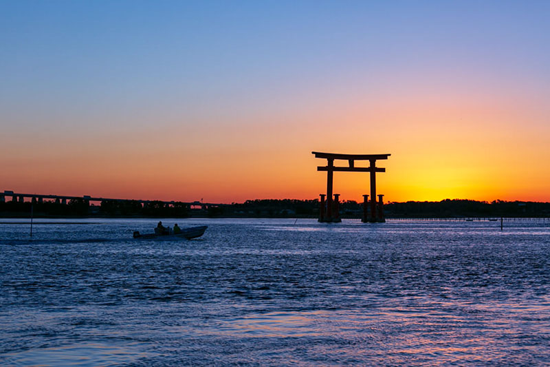 Những cổng trời bí ẩn nổi trên mặt nước ở Nhật Bản - 8