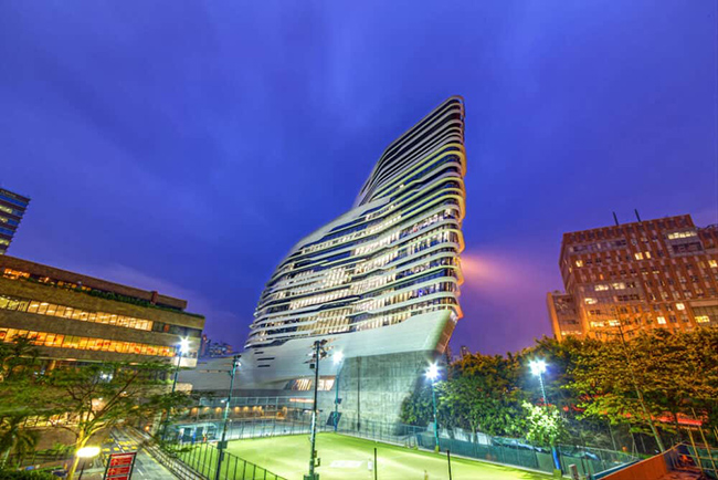 Tháp Sáng tạo: Câu lạc bộ Jockey đã thu hút sự chú ý từ khắp nơi trên thế giới kể từ năm 2013 nhờ tòa nhà với thiết kế hiện đại, tiên tiến này. Được lên ý tưởng bởi kiến ​​trúc sư từng đoạt giải Pritzker Zaha Hadid, Tháp sáng tạo của câu lạc bộ Jockey là một trong những tòa nhà độc đáo nhất của Hồng Kông.
