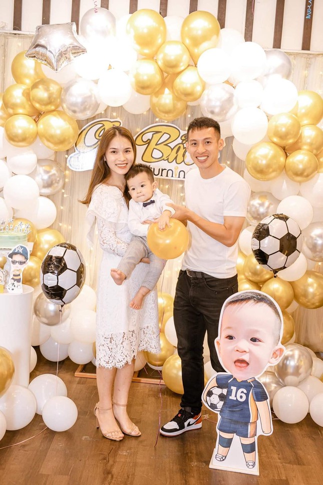 Vợ tiền vệ Đỗ Hùng Dũng tiết lộ hành động ý nghĩa của HLV Park Hang-seo khi cô sắp sinh - 1