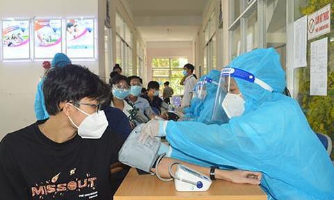 Cán bộ y tế CDC Cần Thơ khám sàng lọc cho người dân khi đến tiêm vắc xin phòng COVID-19 (ảnh CDC TP.Cần Thơ) - Ảnh minh họa