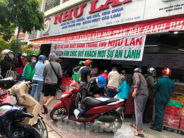 Trưa ngày 17/9, tại tiệm bánh mì trên đường Hàm Nghi, quận 1, người dân xếp hàng dài chờ mua hộp bánh trung thu biếu người thân.