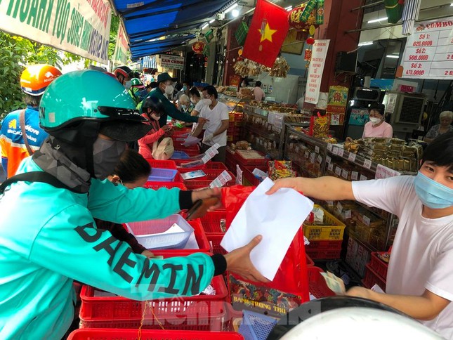Tiệm bánh có hơn chụcngười phục vụ, tuy nhiên khách vẫn xếp hàng cả nửa ngày mới đến lượt do quá đông.