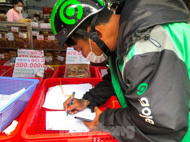Một shipper mua bánh hộ khách