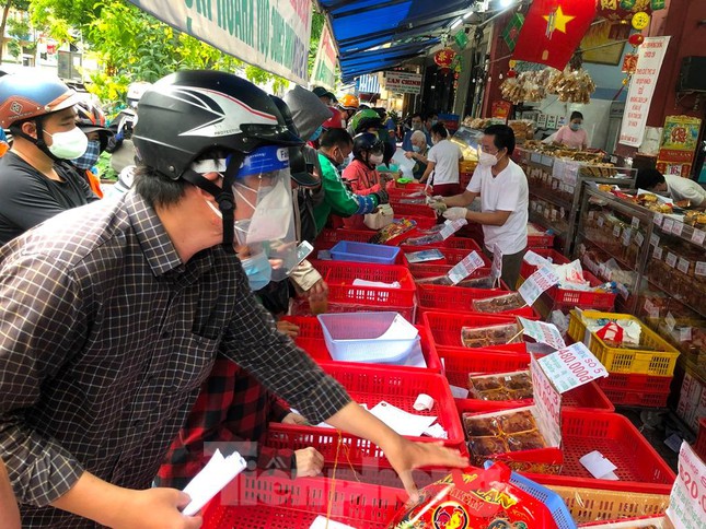 Đây là cửa tiệm bánh trung thu lâu đời ở Sài Gòn, ngoài uy tín, chất lượng bánh cũng là điểm thu hút khách mỗi khi đến mùa Trung thu.