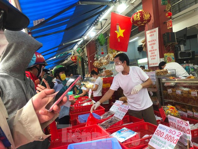 Theo nhiều khách hàng, đây là cửa tiệm thuộc "hàng hiếm" mở cửa bán trực tiếp nên rất đông người mua. Trong khi, các thương hiệu bánh trung thu khác đều bán online, giá ship giao tận nơi có khi còn cao hơn tiền bánh.