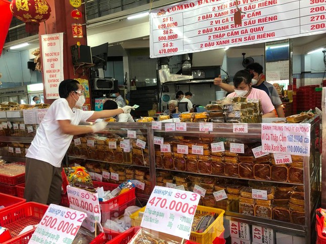 Bánh trung thu loại một, hộp 4 cái có giá hơn 600.000 đồng vẫn hút khách. Trong đó, bánh có giá tiền 100.000 đồng/cái được đắt hàng nhất.