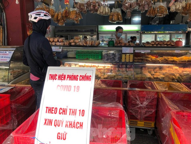 Thông báo giữ khoảng cách của cửa tiệm