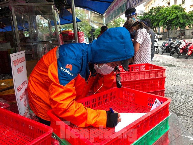 Shipper vừa gọi điện thoại, vừa kiểm tra lại đơn hàng của khách