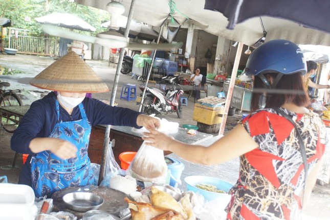 Quầy đồ ăn chín ngay gần UBND huyện Gia Lâm của bà chủ Đỗ Minh Trâm (thị trấn Trâu Quỳ) hôm nay cũng đông khách hơn. Dù quầy hàng chỉ mở bán buổi sáng nhưng mỗi ngày tiêu thụ hết khoảng 70 - 80 kg lòng lợn và các thứ khác. Thời điểm này, nguồn hàng dồi dào, khách cũng tăng dần nên dù không tăng giá nhưng mỗi ngày quán cũng lãi 700 - 800 nghìn đồng.
