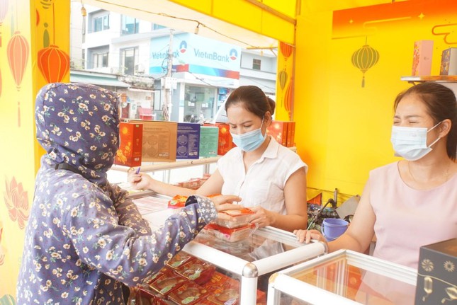 Chủ quầy cho biết, dù lác đác có khách mua hàng nhưng chỉ trong buổi sáng (16/9) doanh thu của quầy đạt hơn 10 triệu đồng.