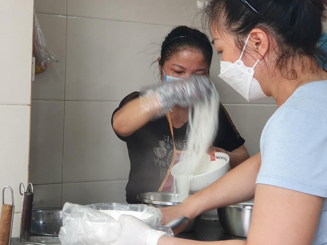 Chủ quán cho biết, mấy ngày nay, mỗi ngày cửa hàng nhập hàng tạ thịt bò, bánh phở để phục vụ khách. Trung bình, mỗi ngày quán bán hơn nghìn bát phở.