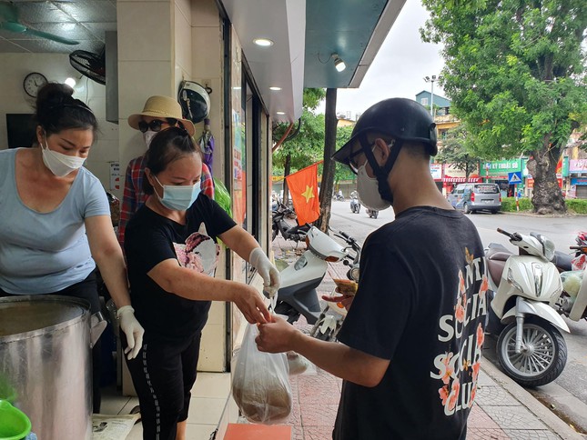 Dù vận chuyển khó khăn, giá nguyên liệu đầu vào tăng nhưng chủ quán phở này vẫn giữ nguyên giá bán như trước (40.000 - 50.000 đồng/bát, tùy loại) thời gian giãn cách xã hội.