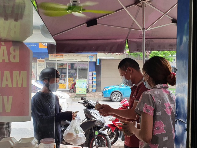 Với lượng khách bán mang về hiện nay, chủ quán cho biết đủ chi phí thuê cửa hàng, có thêm đồng ra, đồng vào, giảm áp lực...
