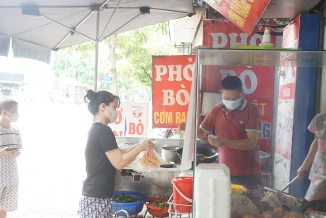 Dù phải mất công đóng gói, mất thêm chi phí như hộp xốp, túi bóng… nhưng chủ quán không tăng giá so với trước, mỗi bát trên dưới 40.000 đồng, tùy loại.