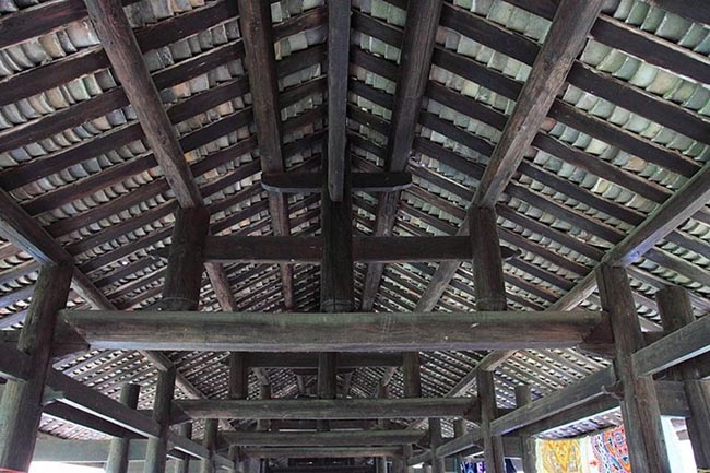 Toàn bộ bề mặt cầu được sử dụng gỗ linh sam, cầu tàu làm bằng đá, toàn bộ những bộ phận khác đều là gỗ, mái lợp ngói.
