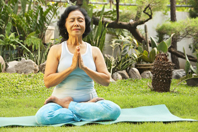Yoga và thể dục dưỡng sinh là những bài tập hữu hiệu giúp duy trì sự linh hoạt của các khớp ở người cao tuổi.