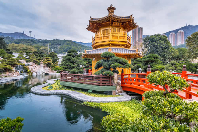 Vườn Nan Lian: Nơi đây có một bảo tháp sơn vàng nằm giữa khu vườn cổ điển kiểu Trung Hoa nguyên sơ. Cả khu vườn được thiết kế theo tiêu chuẩn thời nhà Đường, bao gồm những ngọn đồi nhấp nhô, cây cầu màu cam và các công trình kiến ​​trúc bằng gỗ công phu khác.
