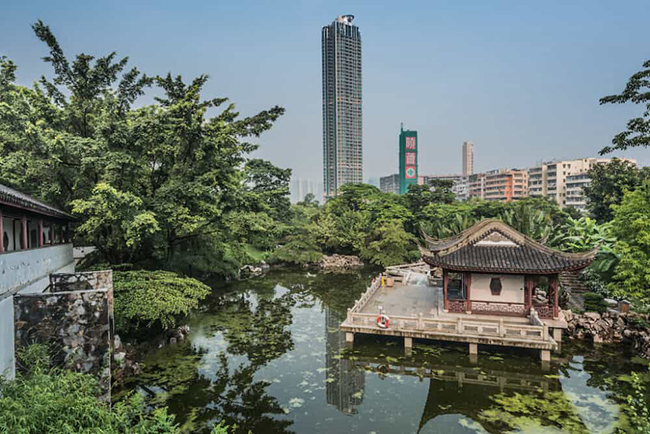 Công viên thành phố Kowloon Walled: Vừa thú vị vừa đẹp mắt, công viên Kowloon Walled là một ốc đảo trong thành phố với khu vườn được chăm sóc cẩn thận, những đình viện đẹp như tranh vẽ và hồ nước yên tĩnh.
