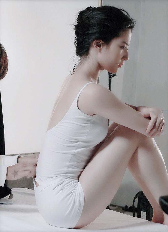 Không cần quá cầu kỳ,&nbsp;chỉ một chiếc áo ôm đơn giản&nbsp;như thế này là đủ quyến rũ.