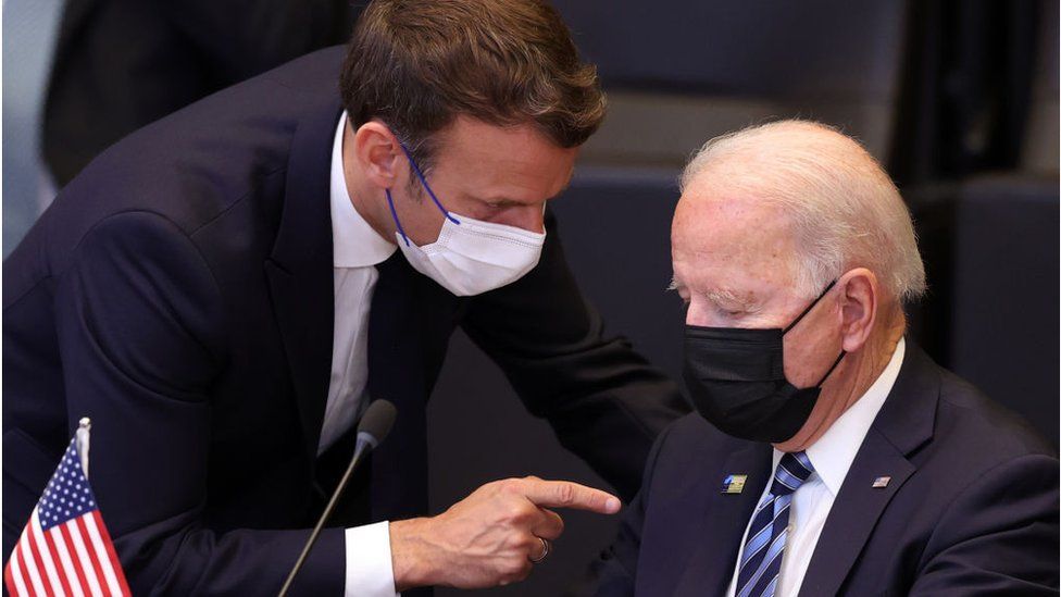 Tổng thống Pháp Emmanuel Macron và Tổng thống Mỹ Joe Biden.