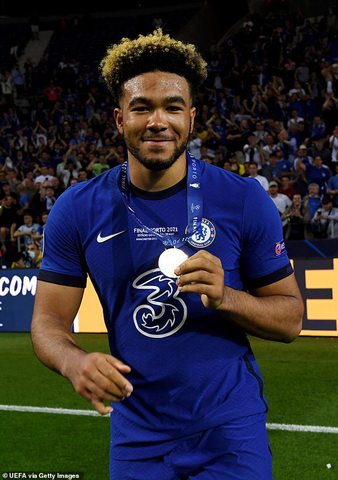 Reece James và tấm huy chương vàng khi đoạt chức vô địch Champions League mùa trước cùng Chelsea