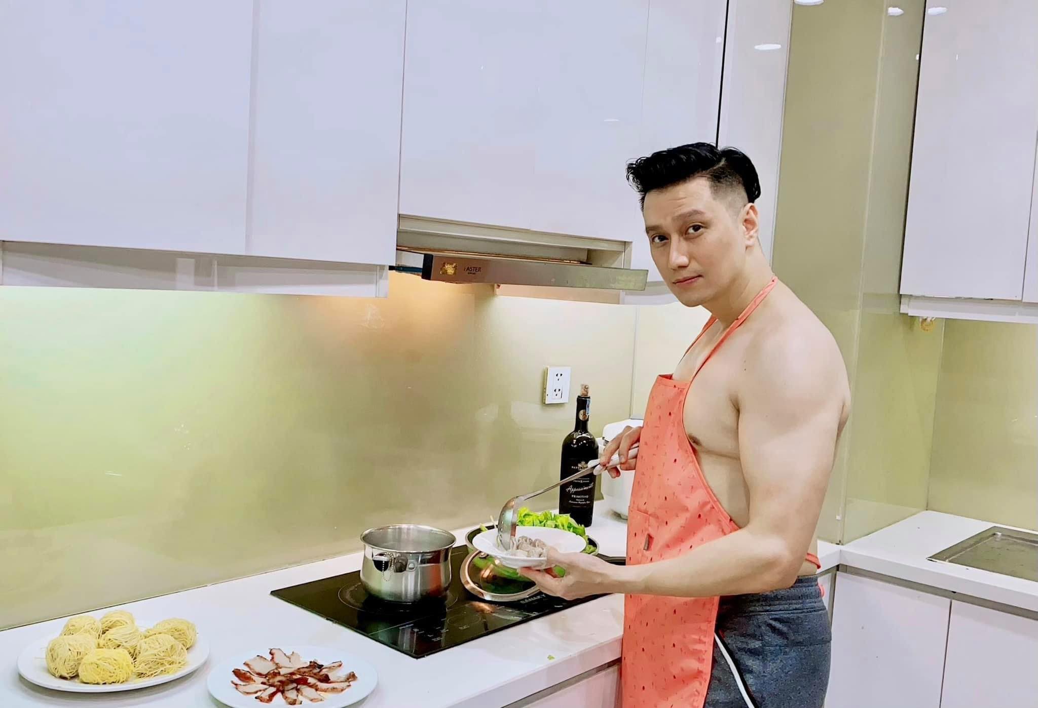 Việt Anh đeo&nbsp;tạp dề vào bếp, khoe cơ bắp.