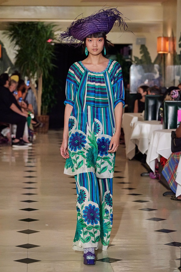 Váy bên ngoài quần: Xu hướng Y2K nổi bật mùa này - 2