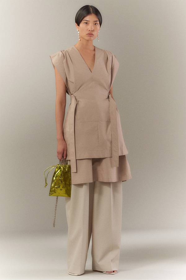 Váy bên ngoài quần: Xu hướng Y2K nổi bật mùa này - 4