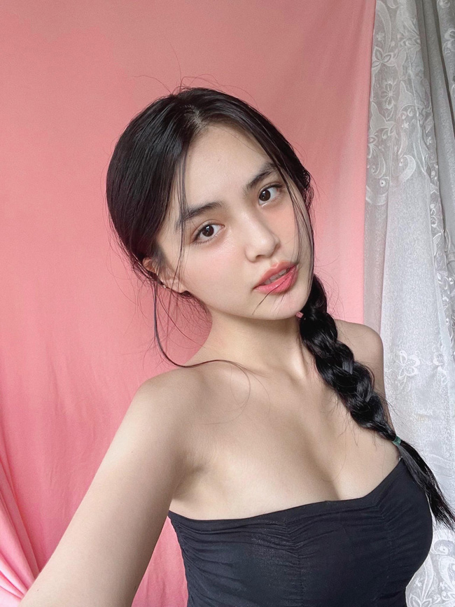 Nguyễn Hoàng Vi (18 tuổi, TP.HCM) được biết đến khi tham gia cuộc thi ảnh online của "Hoa hậu Hoàn vũ Việt Nam". Cô nàng gây chú ý với gương mặt đẹp, nụ cười tỏa nắng. 
