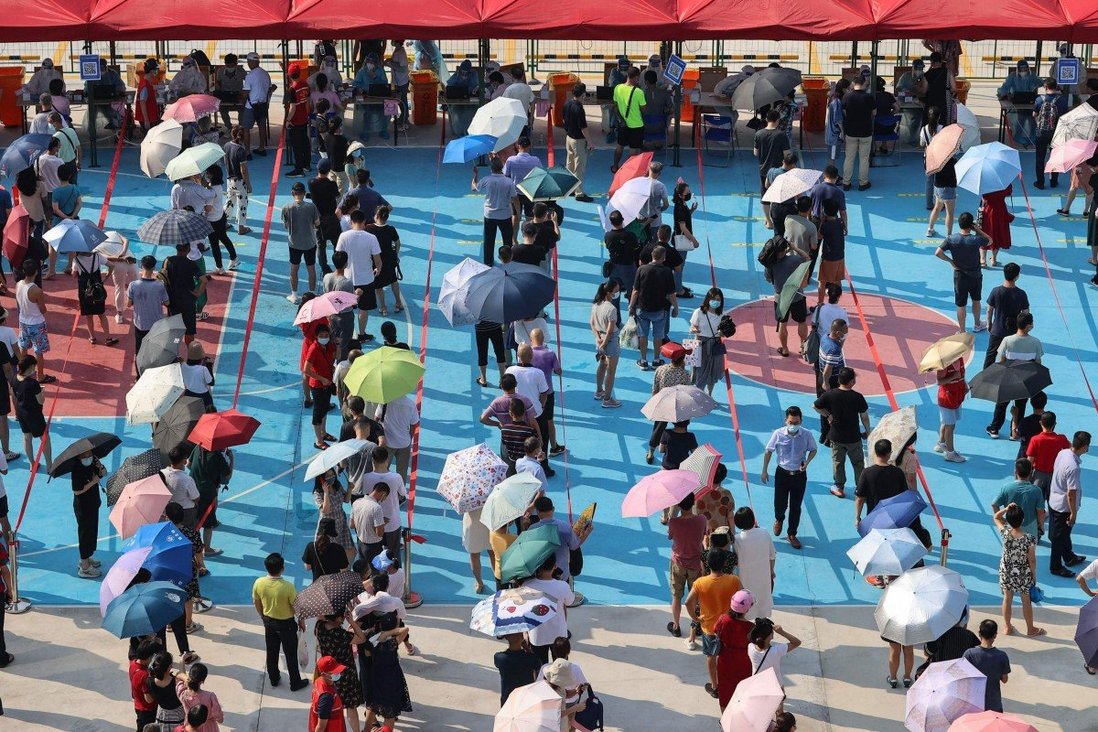 Người dân Trung Quốc chờ đến lượt lấy mẫu xét nghiệm ở thành phố Hạ Môn, tỉnh Phúc Kiến.