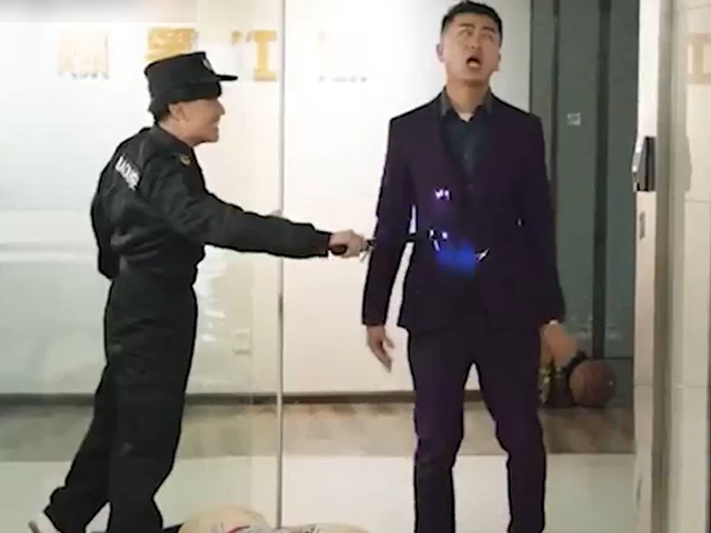 Cười 24H - Anh chàng bảo vệ khiến cả công ty khiếp sợ trong ngày đầu đi làm