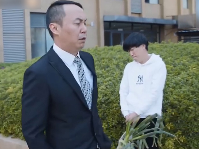 Cười 24H - Ông bố đại gia nổi giận vì cậu quý tử không biết "tiêu tiền"