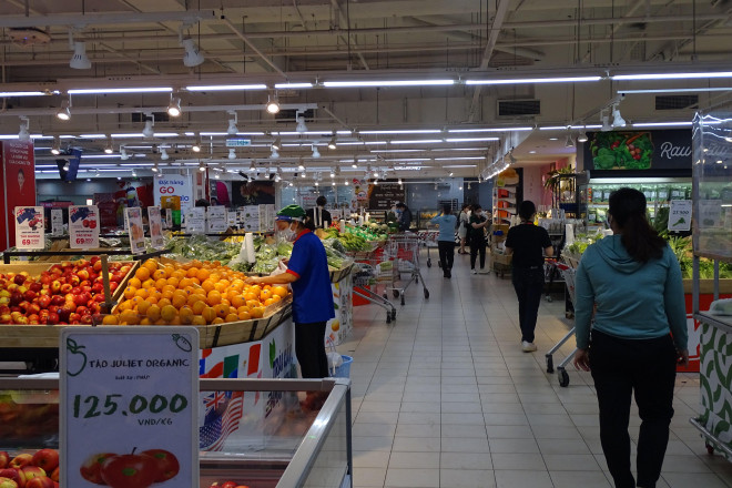 Người dân vào siêu thị mua hàng hóa.