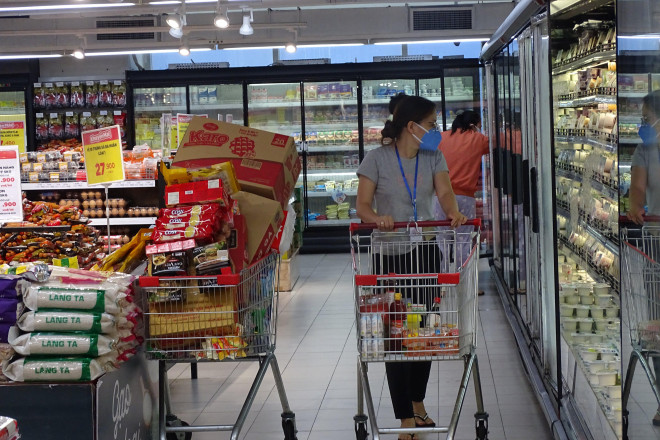 Người dân “vùng xanh” TPHCM vui mừng được đi chợ, siêu thị - 5