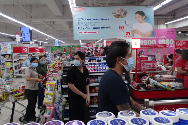 Người dân “vùng xanh” TPHCM vui mừng được đi chợ, siêu thị - 6