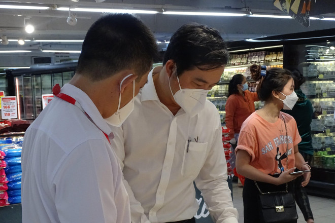 Ông Bùi Tá Hoàng Vũ - Giám đốc Sở Công thương TPHCM kiểm tra hàng hóa, thực phẩm.
