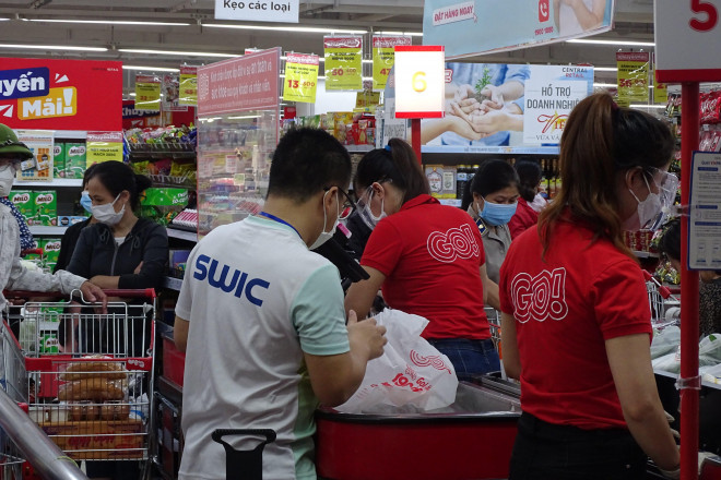 Người dân “vùng xanh” TPHCM vui mừng được đi chợ, siêu thị - 9