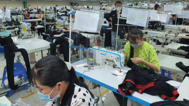 Công nhân làm việc tại một nhà máy may mặc trên địa bàn tỉnh Bạc Liêu.