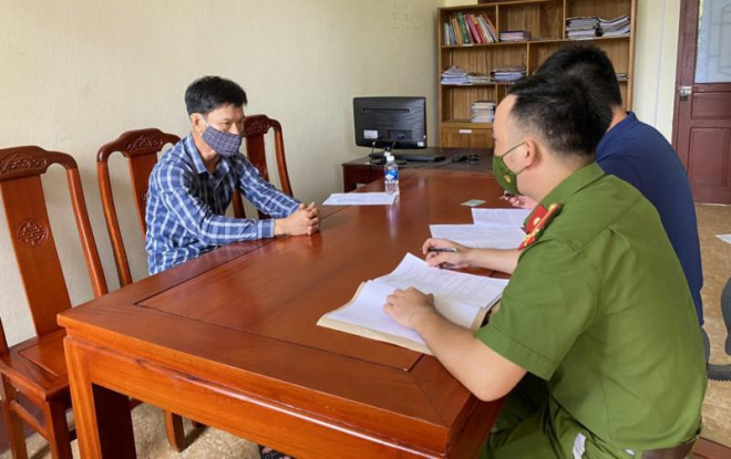 Anh Chung làm việc với công an. Ảnh: Công an Hà Tĩnh.&nbsp;
