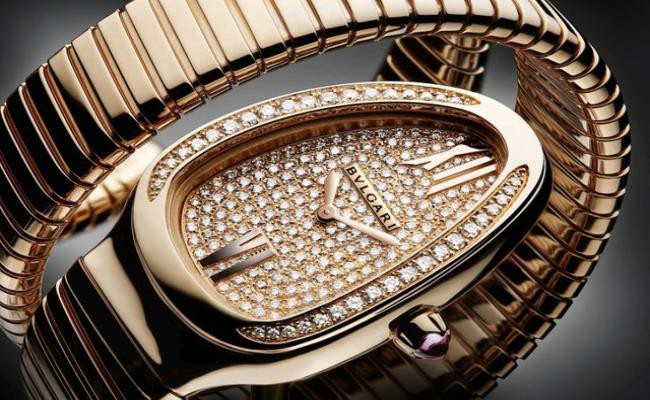 Mẫu đồng hồ này có tên Bvlgari Serpenti 7 Coil Watch. Điểm nhấn của đồng hồ là mặt số được đính rất nhiều viên kim cương và đá quý lấp lánh. 
