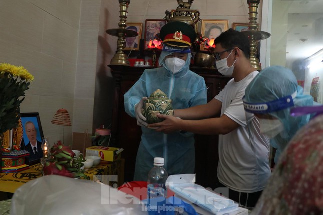 Các chiến sĩ Bộ tư lệnh TPHCM trao tro cốt người quá cố vì COVID-19 đến tận nhà cho gia đình (Ảnh: Ngô Bình)