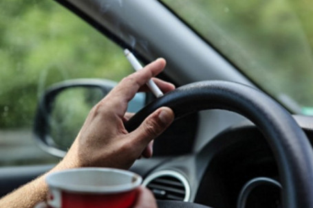 Hút thuốc lá trong xe làm ảnh hưởng đến ô tô như thế nào?