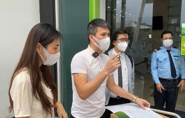Vợ chồng Công Vinh – Thủy Tiên đã livestream công bố 18.000 nghìn trang sao kê trước cửa Vietcombank