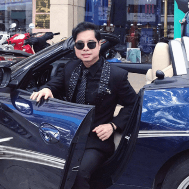 Bên cạnh việc tậu nhà, Ngọc Sơn còn được biết đến là một nghệ sĩ có đam mê sưu tập siêu xe. Anh từng mua dòng xe Cadillac vào năm 1995, trở thành ngôi sao đầu tiên của Việt Nam sở hữu chiếc xe dành cho những vương giả phương Tây. Sau đó, anh vẫn duy trì thói quen sưu tập xế hộp. Ngọc Sơn cho biết: “Ai giới thiệu xe nào hấp dẫn là y như rằng Sơn sẽ sắm cho bằng với người ta"
