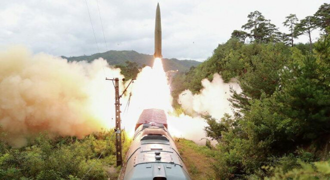 Triều Tiên bất ngờ phát triển thành
công phiên bản đoàn tàu tên lửa, trong đó toa cuối là bệ phóng tên
lửa, trong khi toàn bộ kíp vận hành ở toa bên cạnh. Quá trình triển
khai phóng diễn ra tương đối nhanh.