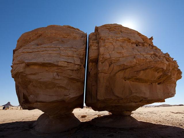 Du lịch - Khối đá xẻ làm đôi một cách kỳ lạ giữa ốc đảo ở Ả Rập Xê Út