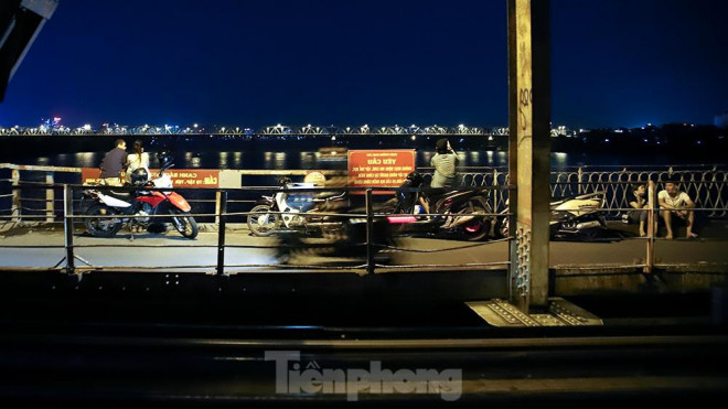 Vào tối qua 18/9, ghi nhận trên cầu Long Biên rất đông người và phương tiện dừng đỗ hóng gió buôn chuyện.