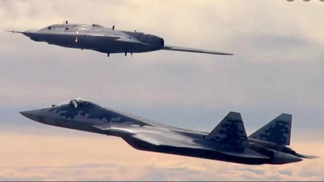 Tiêm kích tàng hình Su-57 của Nga bay cùng UAV Okhotnik-B. Ảnh: The EurAsian Times