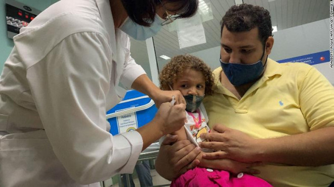 Nhiều phụ huynh tại Cuba đã đưa con đi tiêm vaccine ngừa COVID-19 để tăng khả năng bảo vệ trước biến thể Delta. Ảnh: CNN
