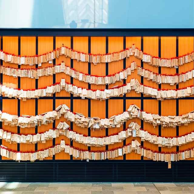 Để tìm hiểu thêm về thời kỳ Edo của Nhật Bản, du khách cũng có thể đến Cầu Haneda Nihonbashi ở Nhà ga số 3 và viết những lời chúc tốt đẹp của mình lên Bảng gắn thẻ bằng gỗ của sân bay.